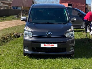 2010 Toyota Voxy II (R70), серый, 1450000 рублей, вид 1