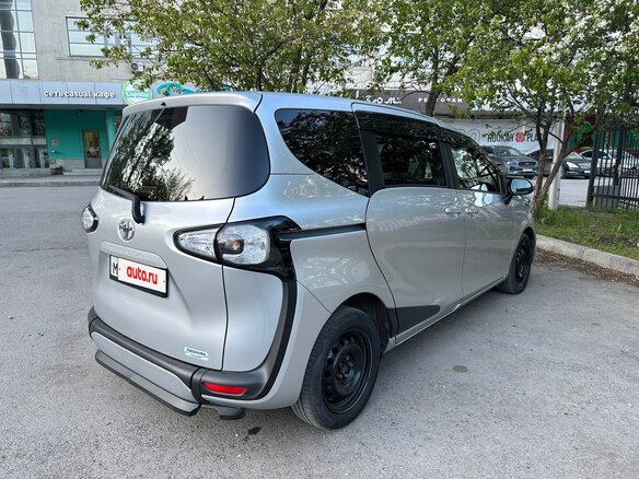 2017 Toyota Sienta II, серый, 1280000 рублей - вид 1