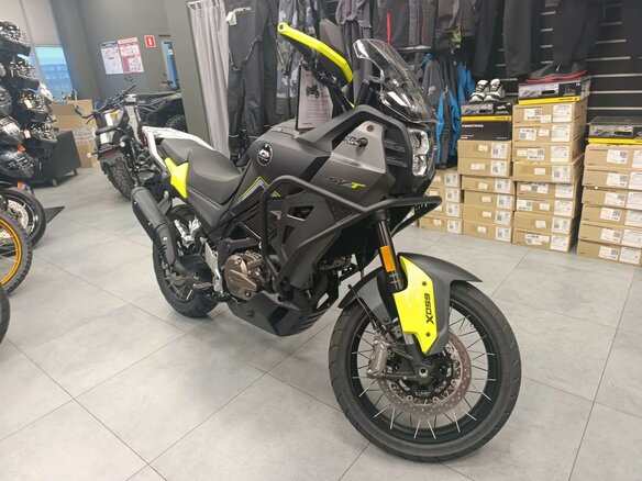 2026 QJMotor SVT 650 X, зелёный, 729000 рублей - вид 3