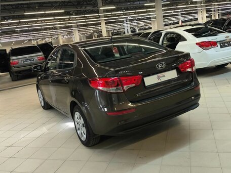 2015 Kia Rio III Рестайлинг, коричневый, 899000 рублей, вид 3