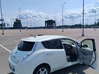 2012 Nissan Leaf I (ZE0/AZE0), белый, 500000 рублей, вид 4