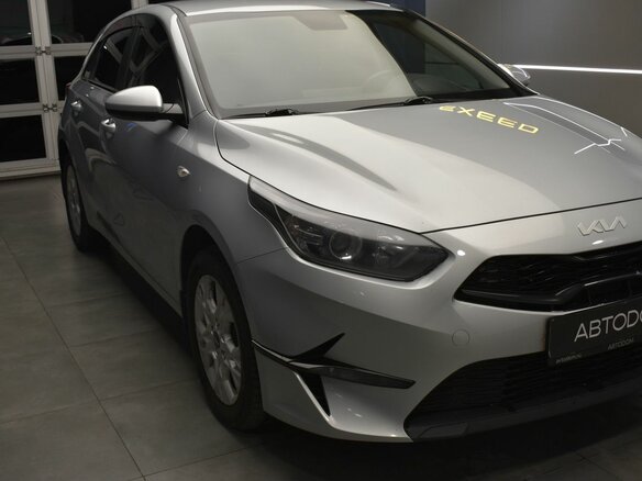 2022 Kia Ceed III Рестайлинг, серебристый, 2087000 рублей - вид 3