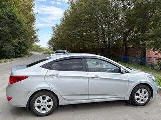 2015 Hyundai Solaris I Рестайлинг, серебристый, 955000 рублей, вид 2