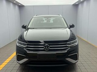 2023 Volkswagen Tiguan II Рестайлинг, чёрный, 2080000 рублей, вид 2