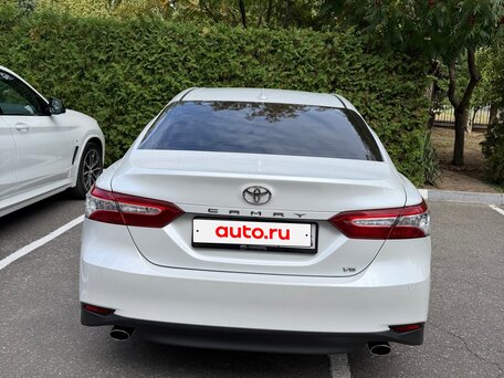 2021 Toyota Camry VIII (XV70) Рестайлинг, белый, 4000000 рублей, вид 4