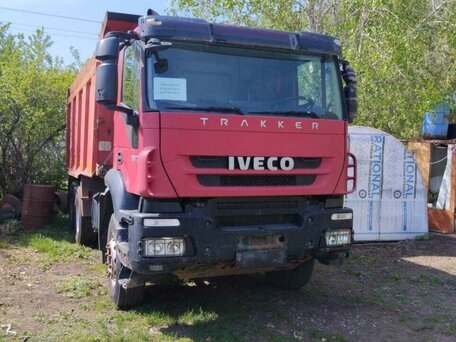 2011 Iveco Trakker, пурпурный, 2500000 рублей, вид 1