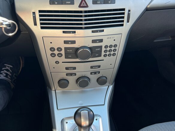 2010 Opel Astra GTC H Рестайлинг, серебристый, 472000 рублей - вид 9