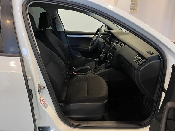 2017 Skoda Octavia III (A7) Рестайлинг, белый, 1540000 рублей - вид 28