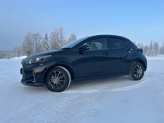 2021 Toyota Yaris IV, чёрный, 1200000 рублей, вид 3
