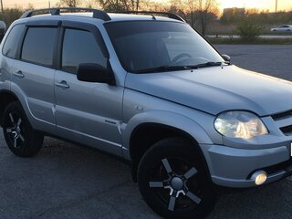 2011 Chevrolet Niva I Рестайлинг, серебристый, 800000 рублей, вид 2