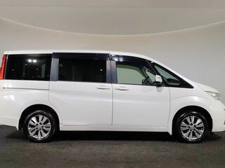 2016 Honda Stepwgn V, белый, 1870000 рублей, вид 4