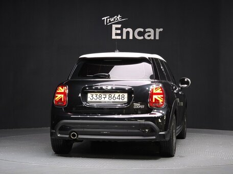 2022 Mini Hatch Cooper III (F55/F56) Рестайлинг 2, чёрный, 1825000 рублей, вид 4