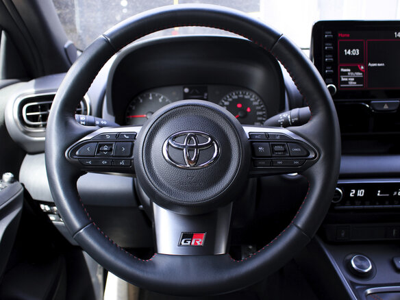 2021 Toyota Yaris IV, белый, 4490000 рублей - вид 5