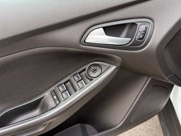 2015 Ford Focus III Рестайлинг, белый - вид 19