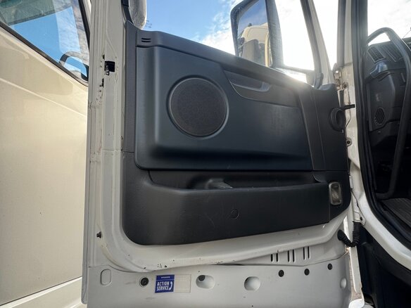 2011 Volvo FH, белый, 3000000 рублей - вид 24