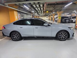 2025 BMW 5 серии 523d xDrive VIII (G60/G61/G68), чёрный, 7390000 рублей, вид 4