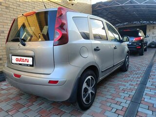 2011 Nissan Note I Рестайлинг, серебристый, 660000 рублей, вид 4