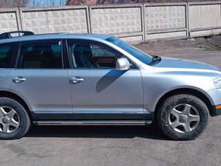 2005 Volkswagen Touareg I, серебристый, 900000 рублей, вид 2