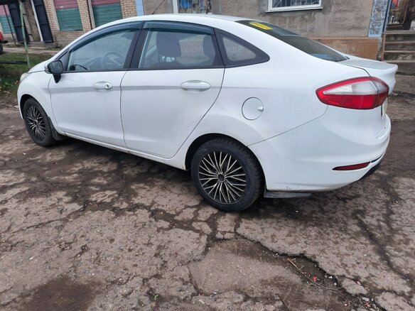 2016 Ford Fiesta Mk6 Рестайлинг, белый, 700000 рублей - вид 5