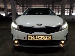 2021 Kia Rio IV Рестайлинг, красный, 1435307 рублей, вид 3