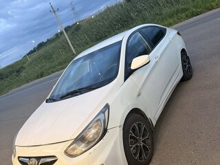 2013 Hyundai Solaris I, белый, 650000 рублей, вид 1