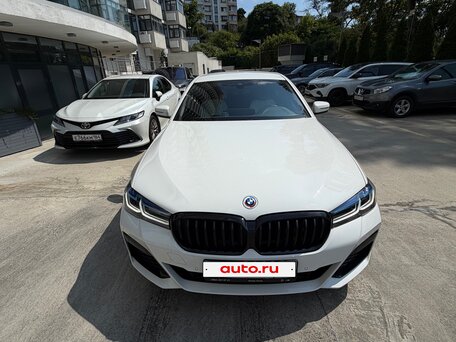 2022 BMW 5 серии 530i xDrive VII (G30/G31/G38) Рестайлинг, белый, 7000000 рублей, вид 3