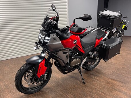 2026 QJMotor SVT 650 X, красный, 729000 рублей, вид 2