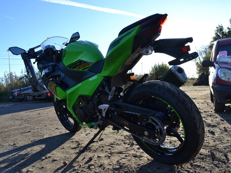 2024 Kawasaki Ninja 400, зелёный, 685000 рублей, вид 4