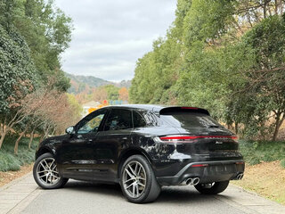 2023 Porsche Macan I Рестайлинг 2, чёрный, 6800000 рублей, вид 4