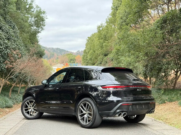 2023 Porsche Macan I Рестайлинг 2, чёрный, 6800000 рублей - вид 3