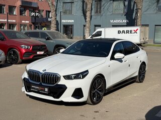 2025 BMW 5 серии 530i xDrive VIII (G60/G61/G68), белый, 7440000 рублей, вид 1