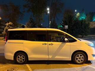 2019 Toyota Esquire I Рестайлинг, белый, 2500000 рублей, вид 4