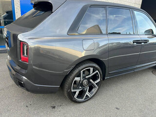 2026 Rolls-Royce Cullinan Black Badge I Рестайлинг (Series II), серый, 69000000 рублей, вид 4