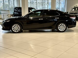 2020 Toyota Camry VIII (XV70), чёрный, 2745000 рублей, вид 3