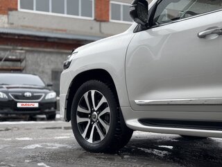 2019 Toyota Land Cruiser 200 Series Рестайлинг 2, белый, 7700000 рублей, вид 3