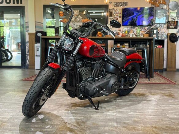 2023 Harley-Davidson Street Bob, красный, 1940000 рублей - вид 1
