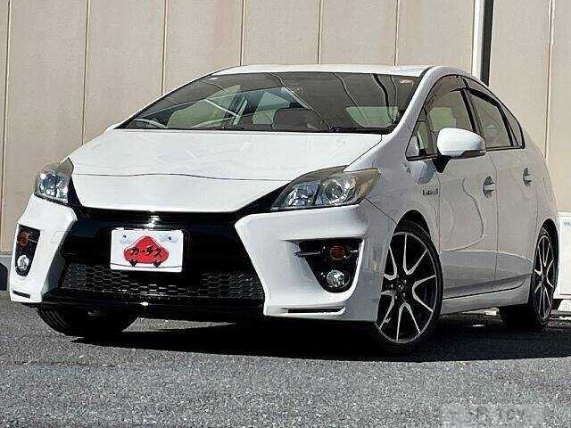 Открыть фотографии: Toyota Prius III Рестайлинг (XW30)