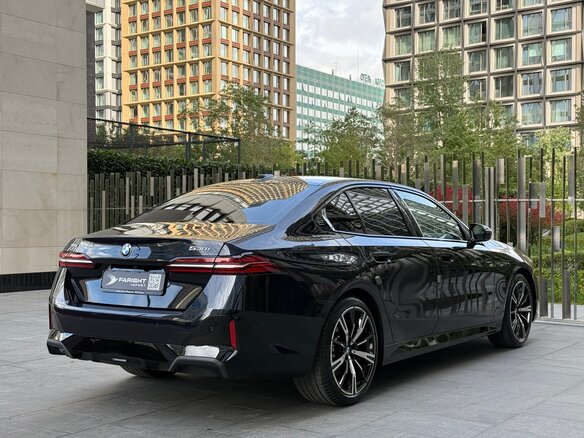 2025 BMW 5 серии 530i xDrive VIII (G60/G61/G68), чёрный, 8195000 рублей - вид 6