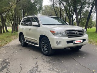2013 Toyota Land Cruiser 200 Series Рестайлинг 1, белый, 4300000 рублей, вид 1