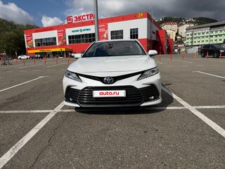 2021 Toyota Camry VIII (XV70) Рестайлинг, белый, 3450000 рублей, вид 3