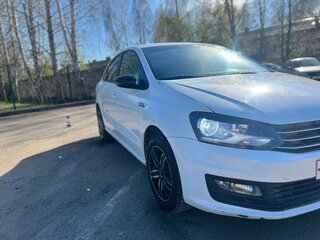 2017 Volkswagen Polo V Рестайлинг, белый, 870000 рублей, вид 3