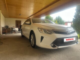 2015 Toyota Camry VII (XV50) Рестайлинг, белый, 1730000 рублей, вид 1