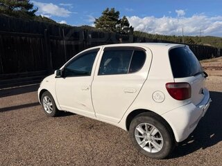 2001 Toyota Vitz I (P10), белый, 310000 рублей, вид 3