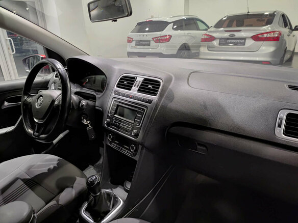 2017 Volkswagen Polo V Рестайлинг, красный - вид 10