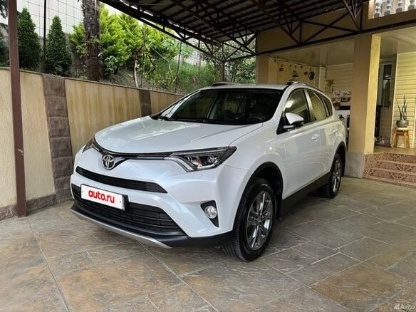 2018 Toyota RAV4 IV (XA40) Рестайлинг, белый, 2790000 рублей