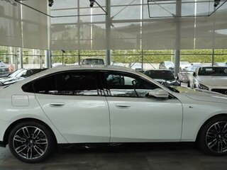 2025 BMW 5 серии 520d VIII (G60/G61/G68), белый, 7526841 рублей, вид 3