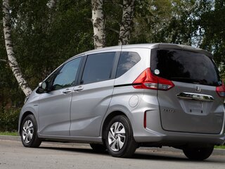 2019 Honda Freed II, серебристый, 1499000 рублей, вид 3