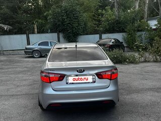 2014 Kia Rio 5-speed III, серебристый, 700000 рублей, вид 3