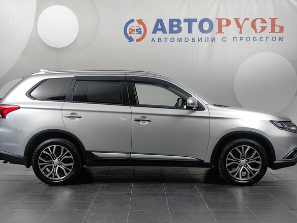 2018 Mitsubishi Outlander III Рестайлинг 2, серебристый, 1848000 рублей - вид 4