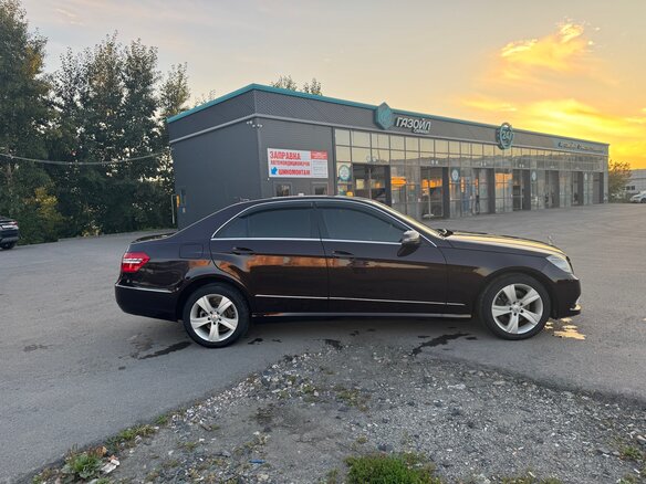 2009 Mercedes-Benz E-Класс 300 IV (W212, S212, C207), коричневый, 1550000 рублей - вид 3